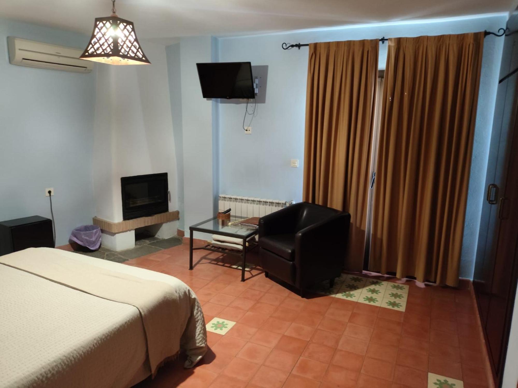 Hotel Rural La Posada De Las Cigueenas Херес де лос Кабайерос Екстериор снимка